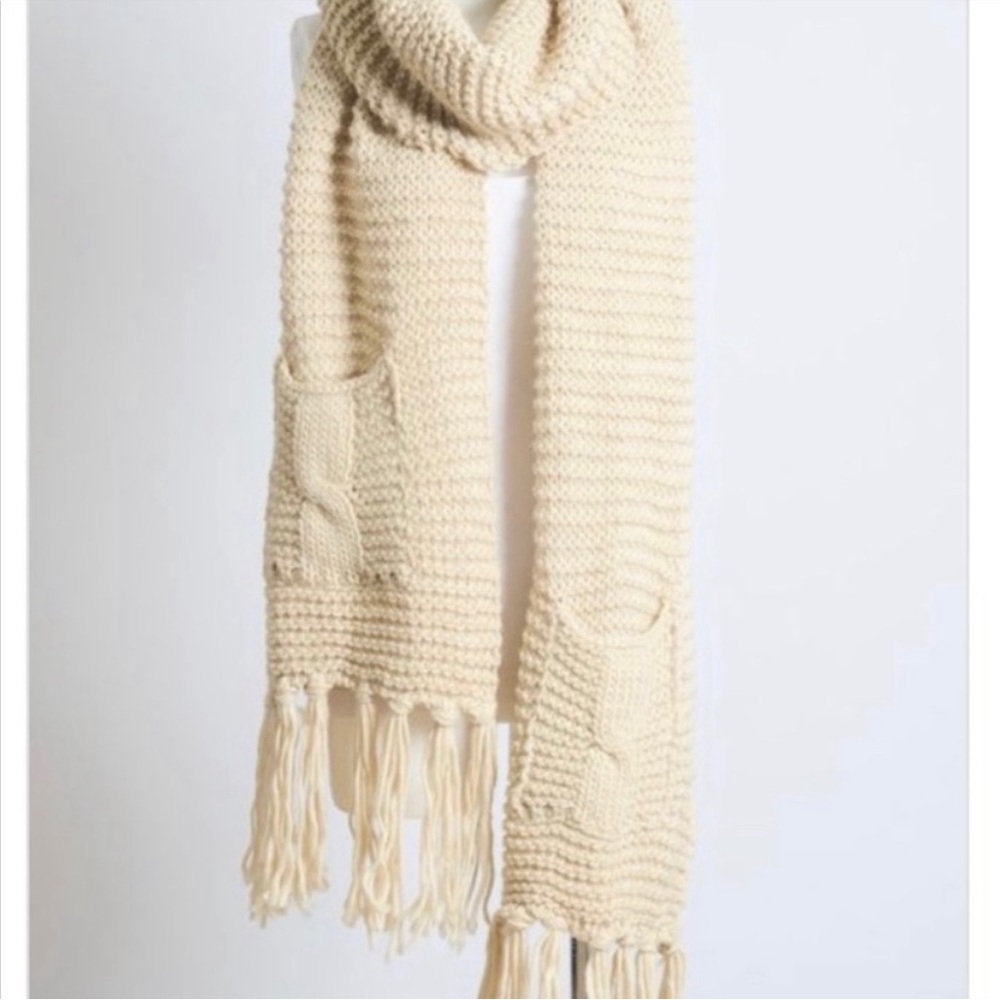 Chunky Oversized Two Pocket Tassel Scarf. - Picture 5 of 7